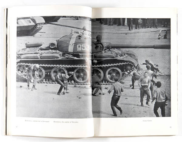 La fuite en avant de Moscou. Invasion de la Tchécoslovaqiue en Août '68 is a photo book by various photographers on Czech revolution published by Force Ouvrière Informations, Paris, France,1972