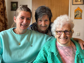 Gezinszorg draait om mensen. Mensen met een verhaal. En soms ontmoet je iemand bij wie dat verhaal zó rijk is, dat je bijna vergeet dat je gewoon in een appartementsgebouw in Mortsel staat – en niet in een hoofdstuk uit de geschiedenis.