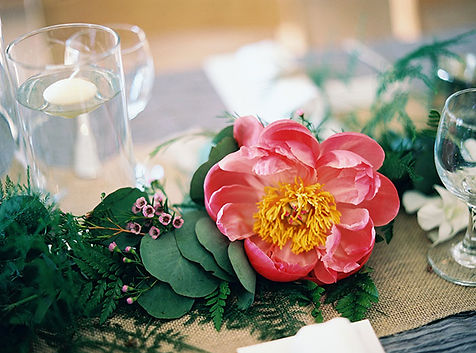 gorgeous tablescape at il mercato in new orleans louisiana, flowers by leaf and petal nola, linens by lovestruck linens, wedding planner is emily sullivan events she is a destination wedding planner based in new orleans louisiana 