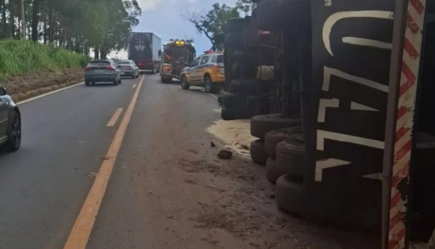 Caminhão carregado com arroz tomba e interdita totalmente a MGC-497, em Uberlândia
