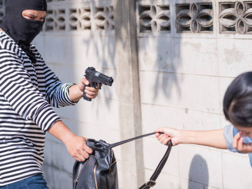 Mulher é vítima de assalto à mão armada em Uberlândia