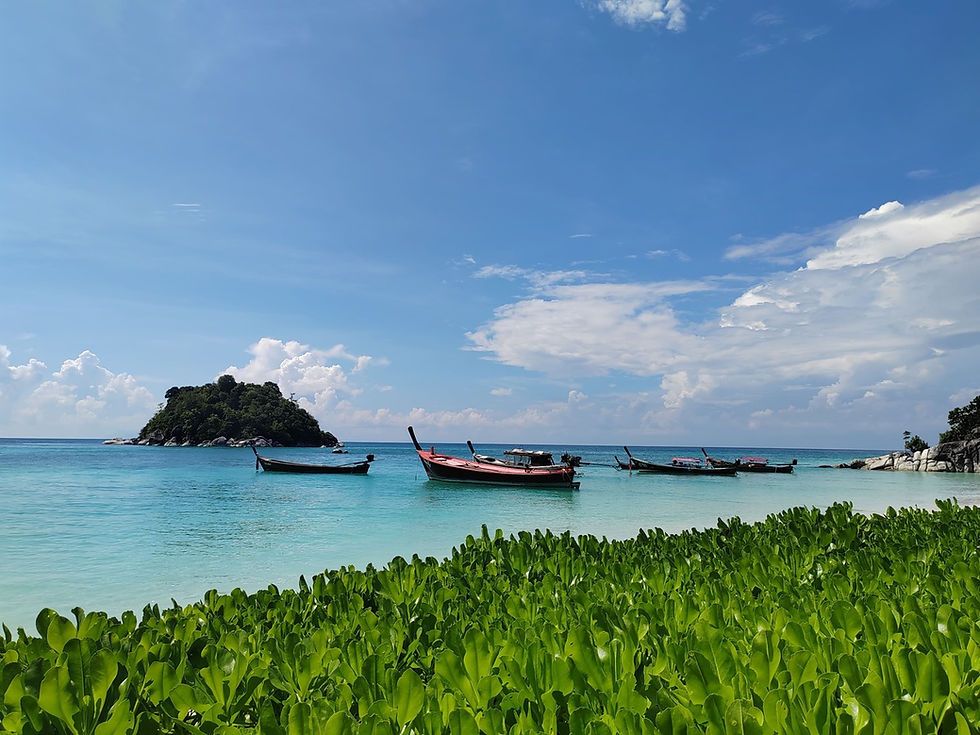 Paysage tropical de Koh Lipe avec plage de sable blanc et mer d’Andaman