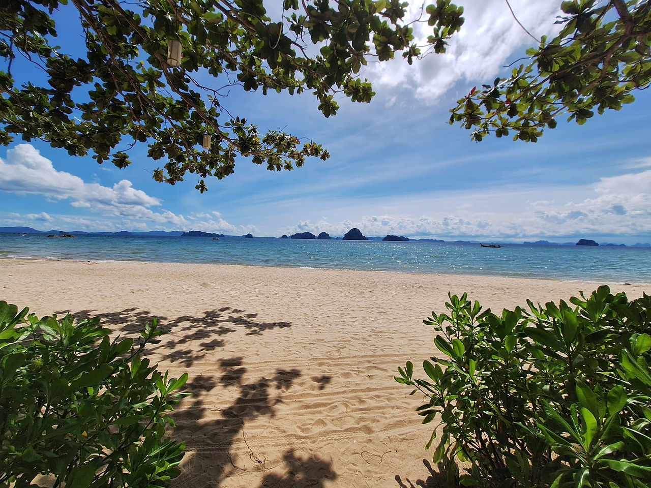 Plage paisible face à la mer d’Andaman au Tup Kaek Sunset, idéale après un séjour sur les îles de Thaïlande