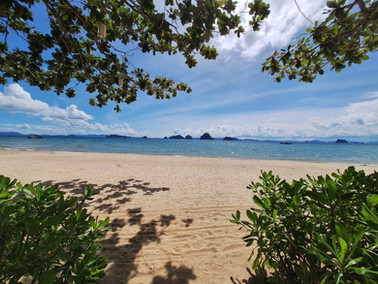 Plage paisible face à la mer d’Andaman au Tup Kaek Sunset, idéale après un séjour sur les îles de Thaïlande