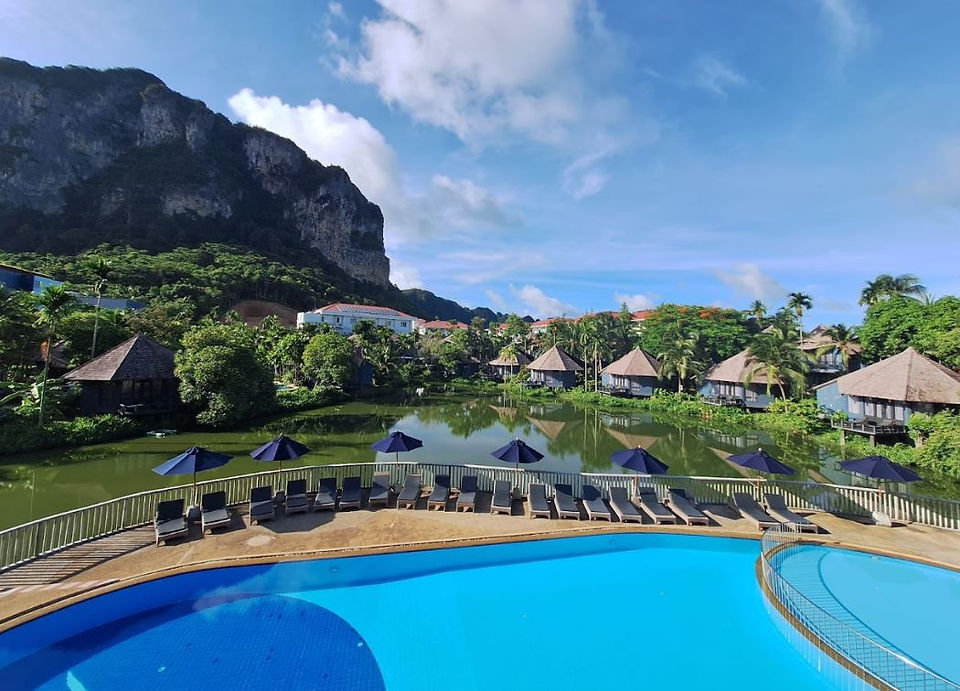 Piscine avec vue sur les formations karstiques au Peace Laguna, point de départ vers les îles de Thaïlande