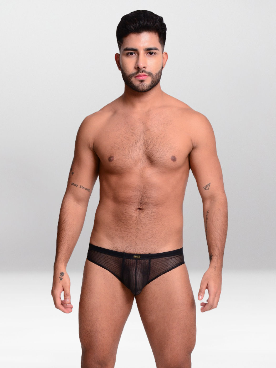 Un hombre guapo en ropa interior negra, mirando directamente a la cámara.