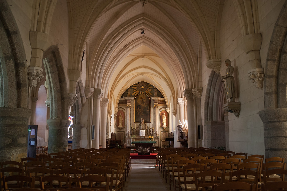Tocqueville_Église_Saint-Laurent_Nef_2016_08_21.jpg