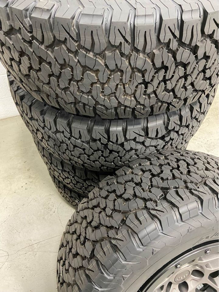 Thumbnail: 35" Xtreme Recon Bead Lock Jeep Wrangler / Gladiator Wheels and Tires