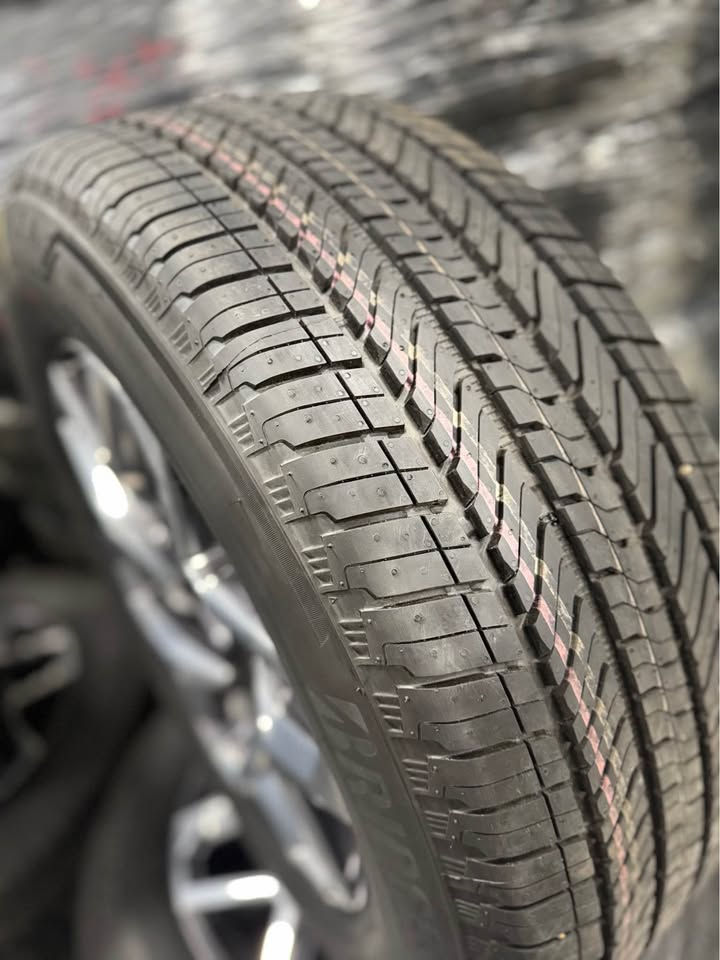 Thumbnail: Polished Aluminum / Gray Chevy / GMC SLT 20" Wheels w/ Bridgetsone Alenza Tire