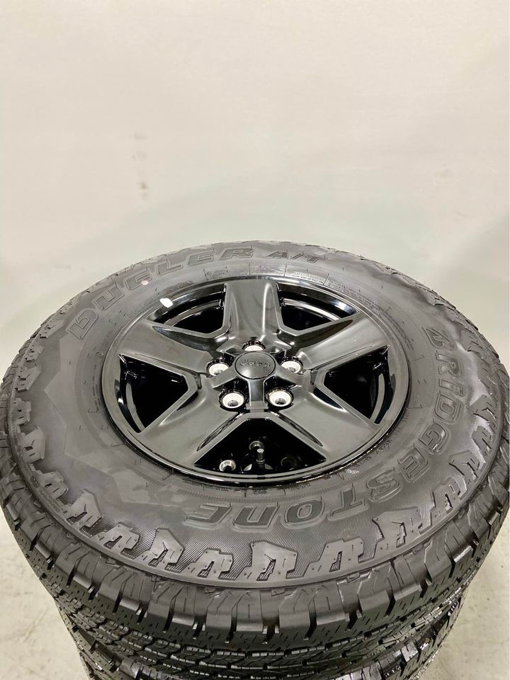 Thumbnail: Jeep Wrangler / Gladiatior / Grand Cherokee 17" w/Bridgestone Dueler AT