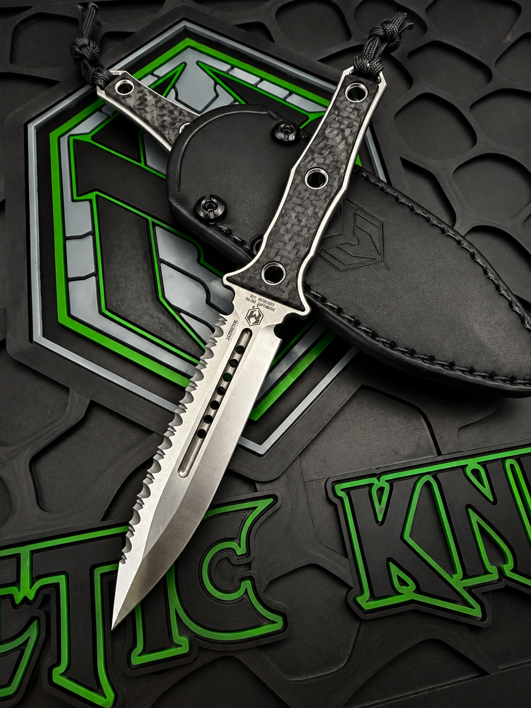 Heretic Mini Nephilim Carbon Fiber - Stonewash Full Serrated MagnaCut H069-2C-CF