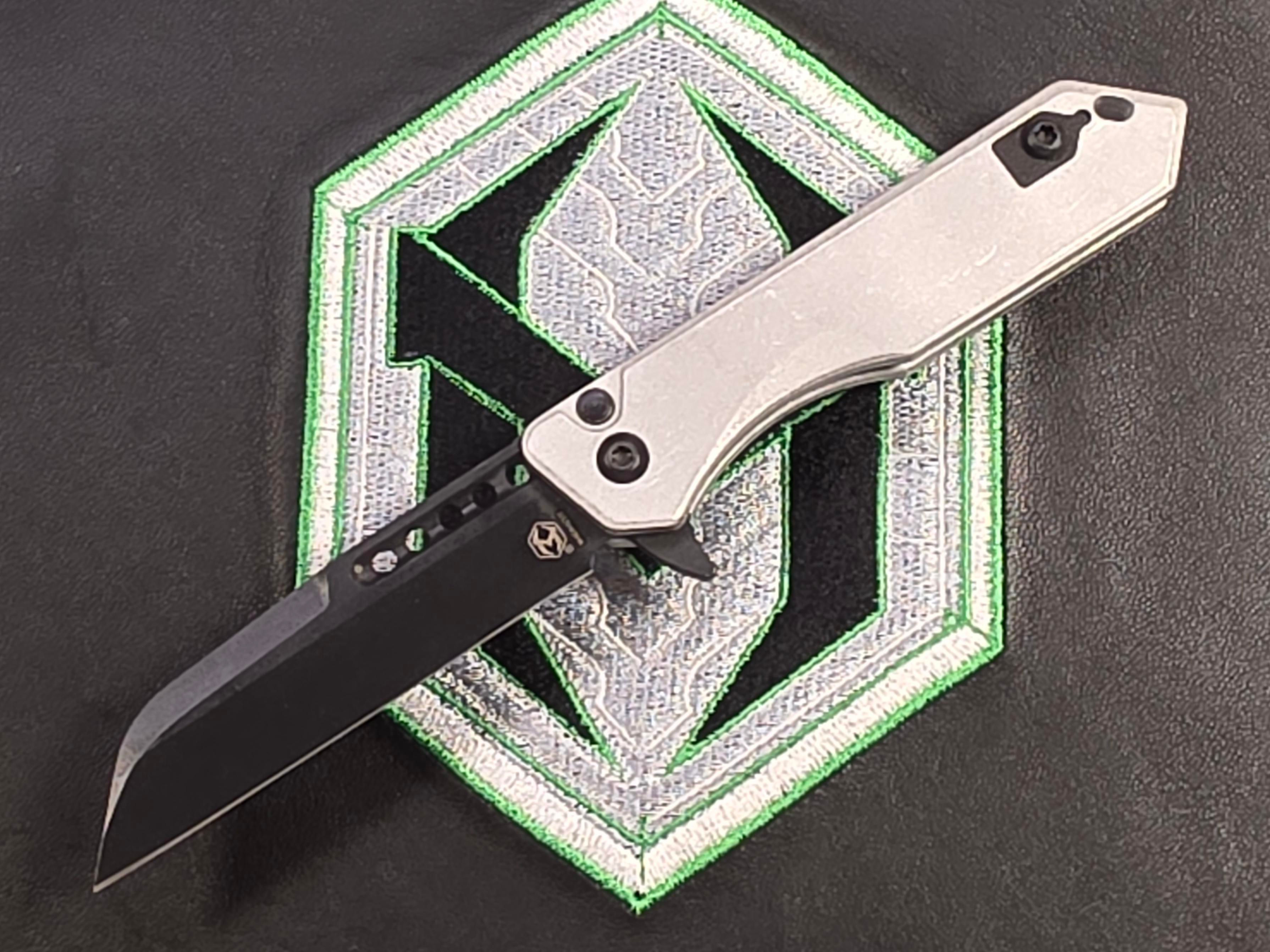 Heretic Jinn Button Lock Flipper - Battle Black MagnaCut - Blizzard Worn Aluminum Chassis H213-8A-BLZ