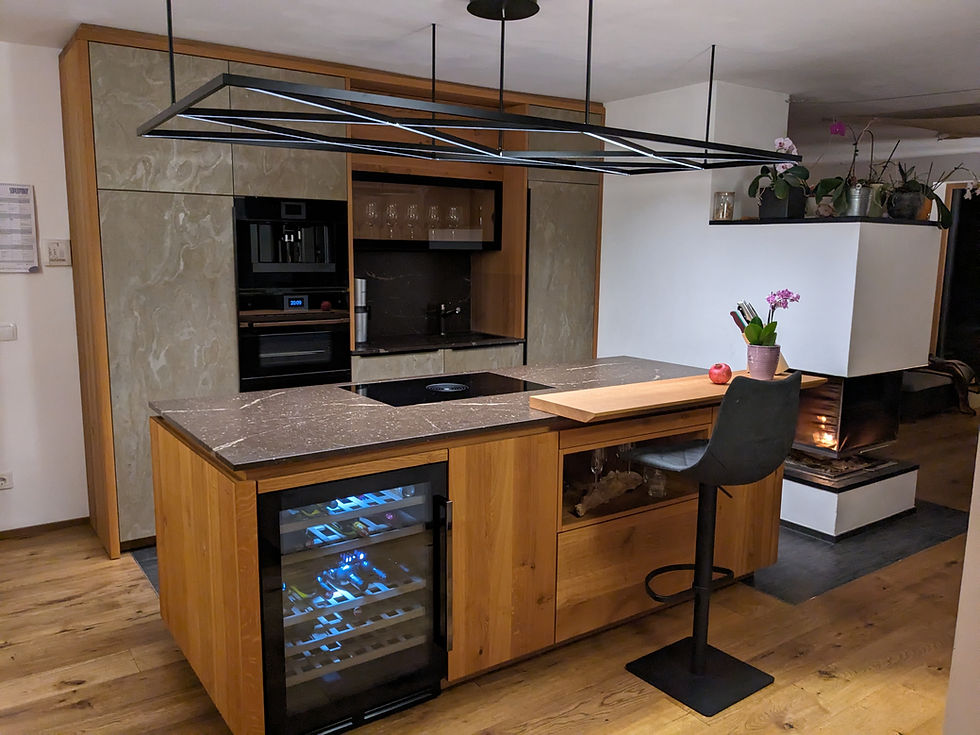 Moderne Holzküche mit Eichenholz, Schiefer-Fronten und Holzinsel