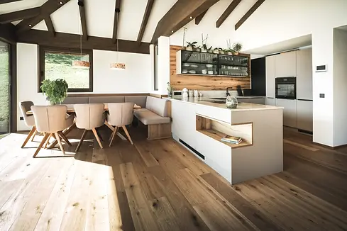offene Küche mit Essbereich und Kochinsel – moderne Wohnküche Holz