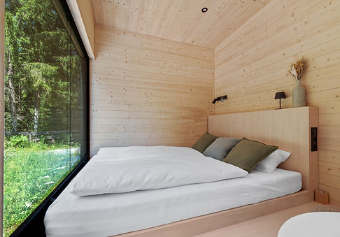a made bed with lots of pillows in a cabin, ein bezogenes Bett mit vielen Kissen in einer Cabin