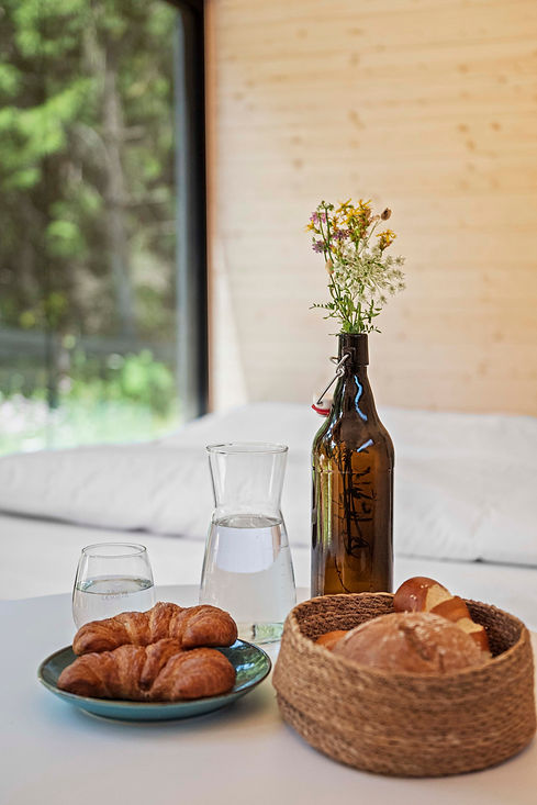 Croissant, Bred and Water on table, Croissants, Semmeln und Wasser auf einem Tisch