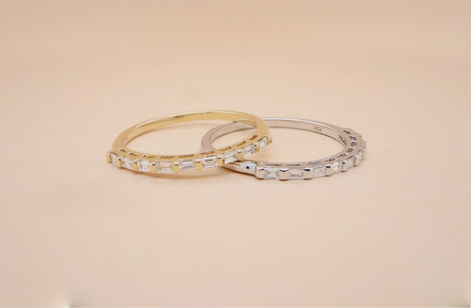 Baguette diamond wedding band in fine gold with baguette cut diamonds
