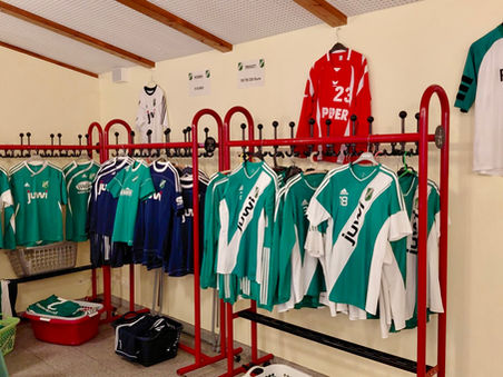 Trikotverkauf auf dem Weihnachtsbasar beginnt...