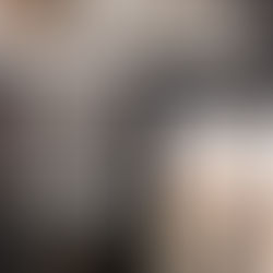 Камин на два этажа с металлическим кружевом, как основной акцент гостиной.