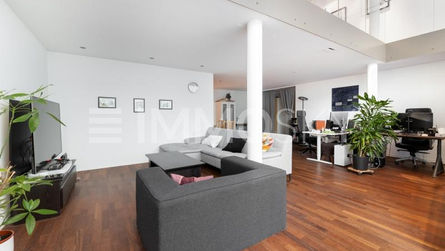 Blick auf den Wohnbereich mit säulengestützter Galerie