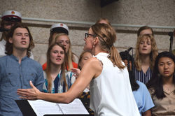 Merete dirigerer koret