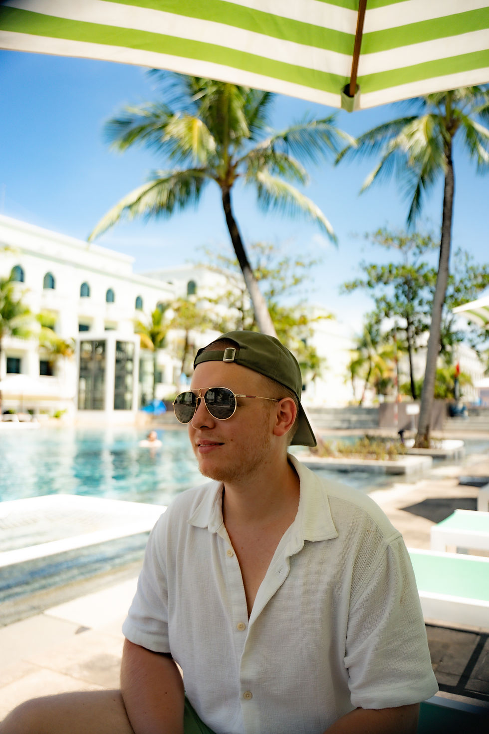 Zahlen mit Amex_Mann am Strand in Vietnam