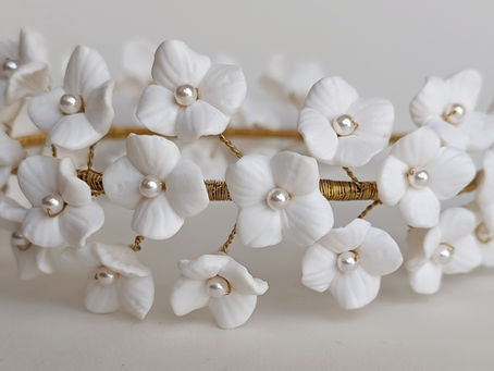 Couronne de fleurs et perles .