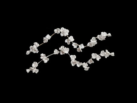 Fleurs en porcelaine froide blanches ou nacrées : quelle finition choisir pour votre bijou de mariée ?