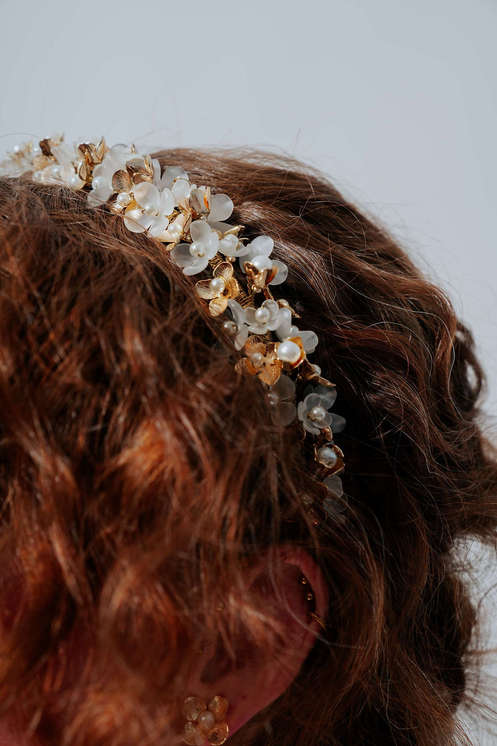Miniature : Couronne ornée de fleurs blanches et dorées dans cheveux bruns