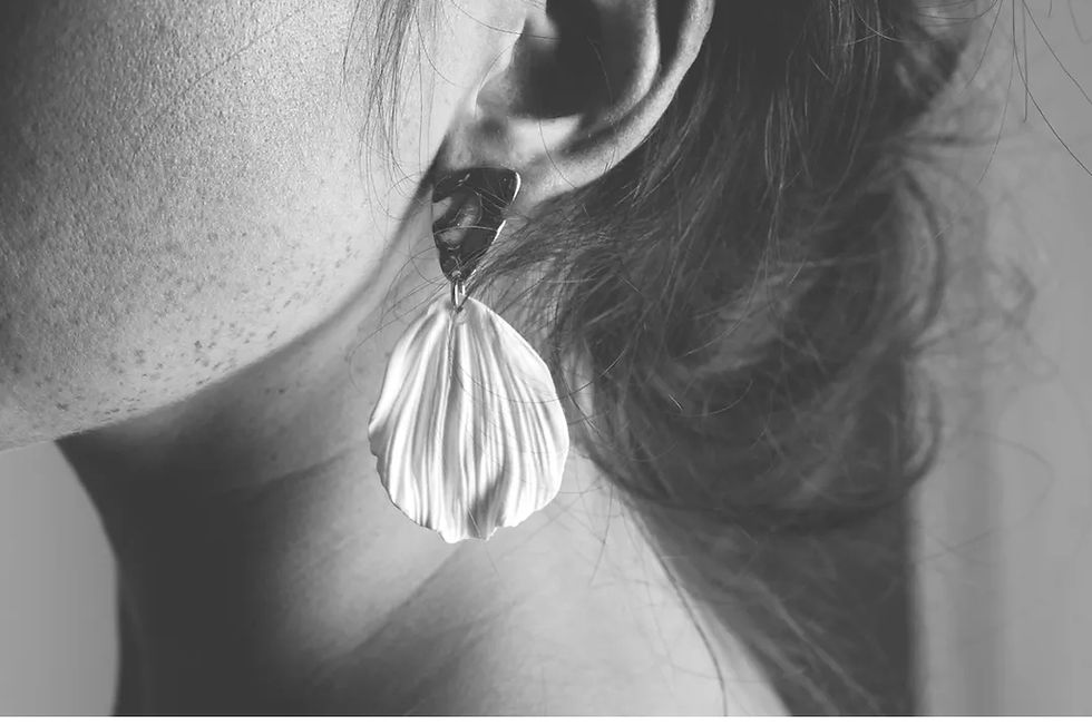 Miniature : Boucles d'oreilles NAHCLAY blanches, pliées, élégantes