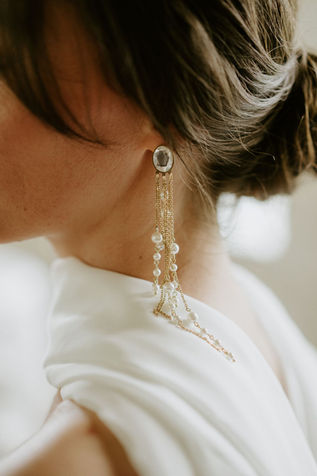 Les boucles d'oreille LINE les perles Swarovski et les cristaux.