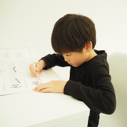 ソルフェージュ、ワークを進める５歳男子