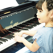 ４歳、ピアノを弾く少女