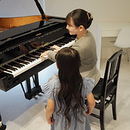 ４歳少女と女性ピアノ講師でピアノ連弾