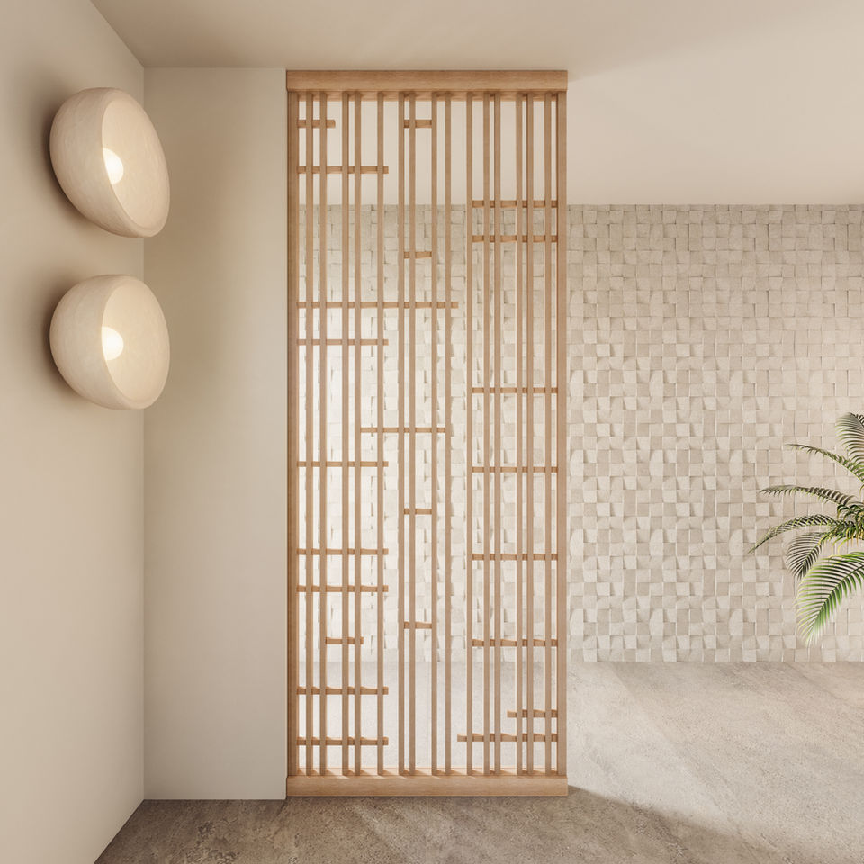 De higashi roomdivider in blank massief eikenhout in woonkamer