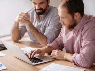 Een consultant van Ferocia in gesprek met een klant over de externe kwaliteitstoetsing