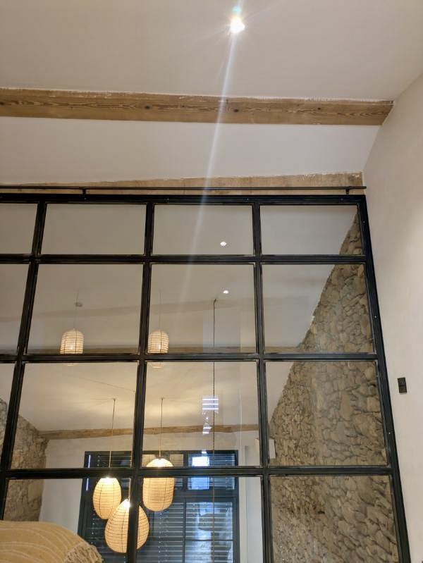 porte verrière coulissante avec verrière sur mesure, design moderne pour cuisine et métal.