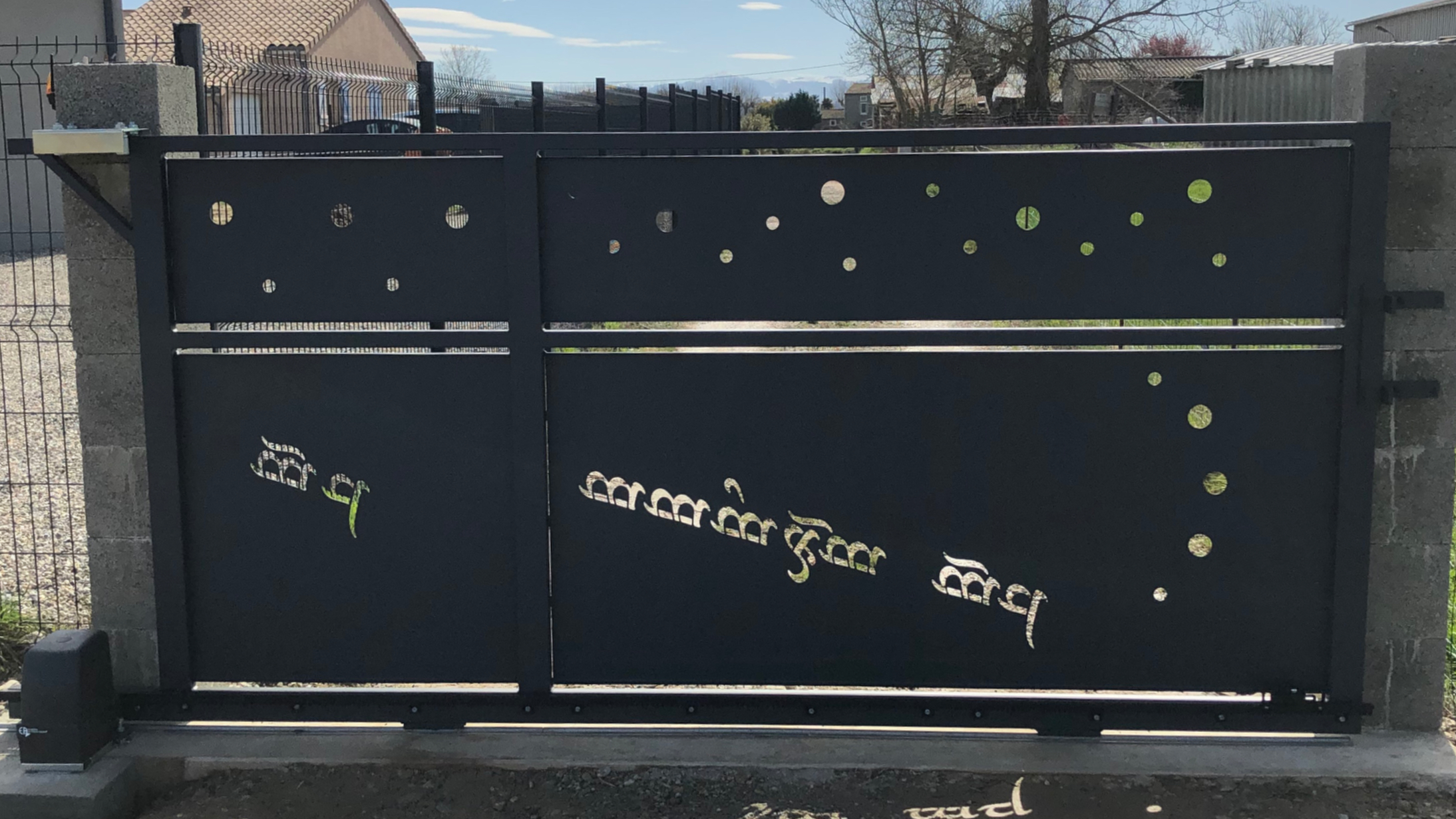 Portail sombre avec étoiles et texte, avec le texte "corrosion 1000". Christo