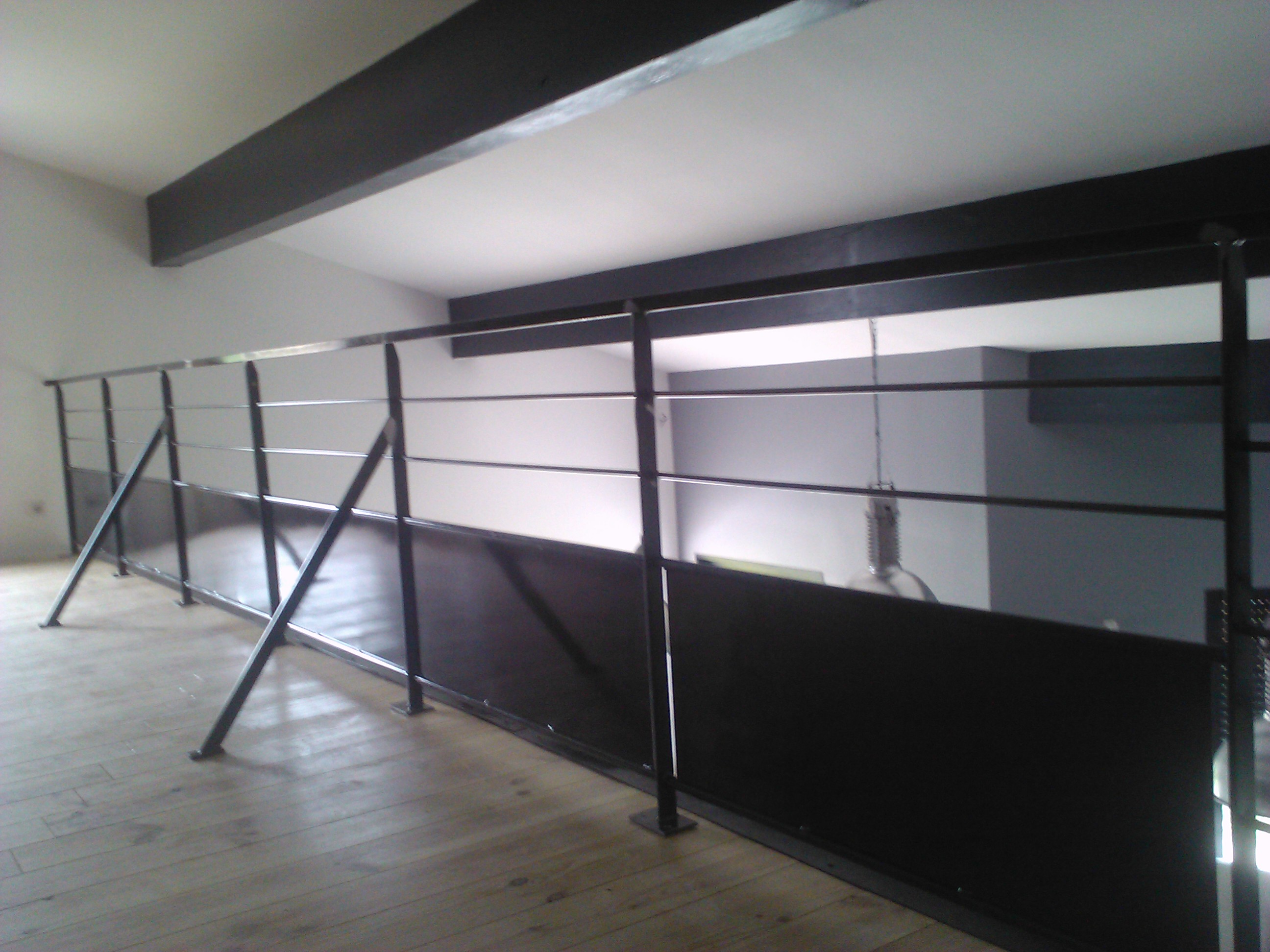 Intérieur avec rambarde, murs et plafond blancs. Escalier & Rampe. Vue d'ensemble de la pièce.