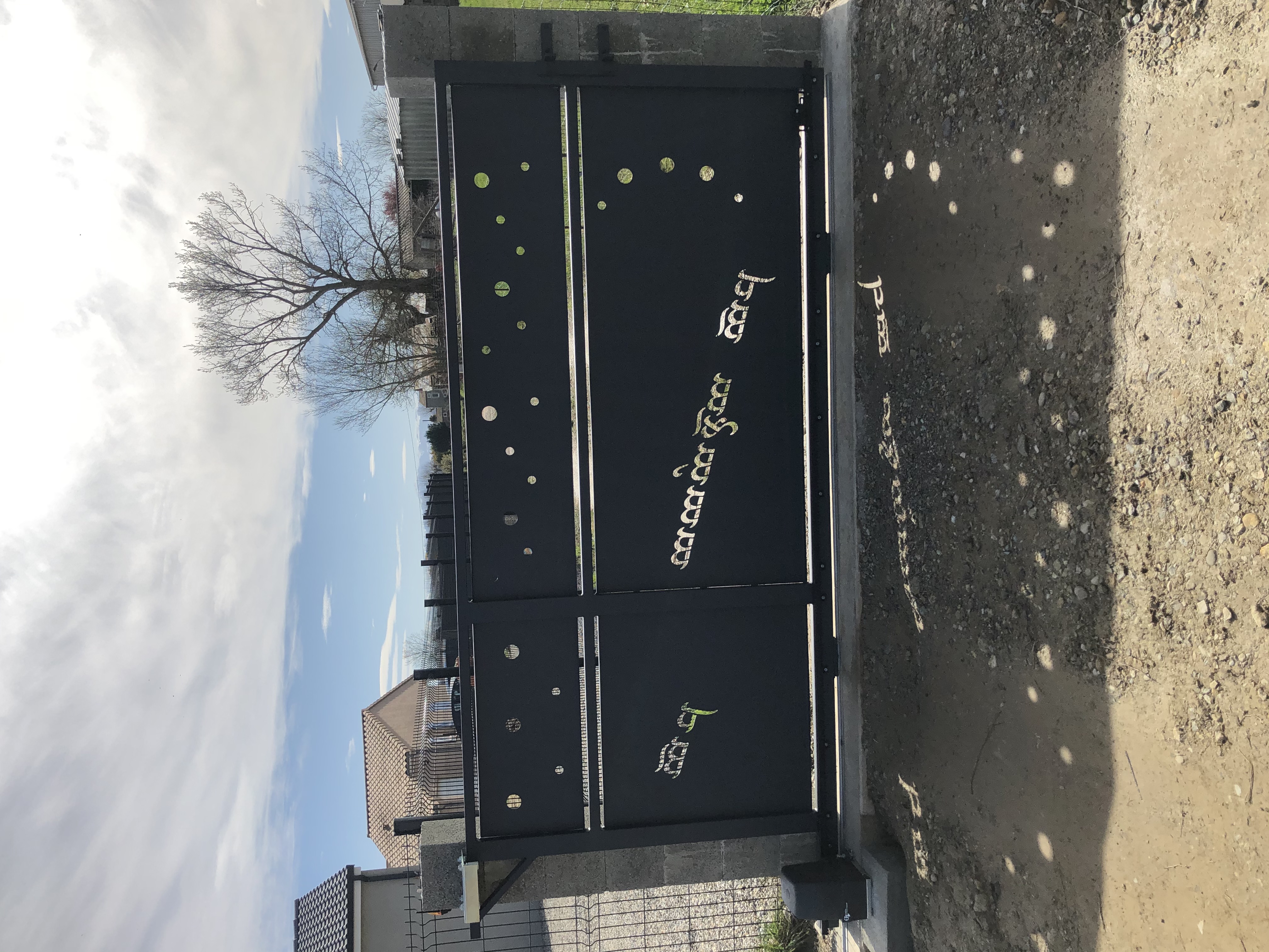 Portail sombre avec étoiles et texte, avec le texte "corrosion 1000". Christo