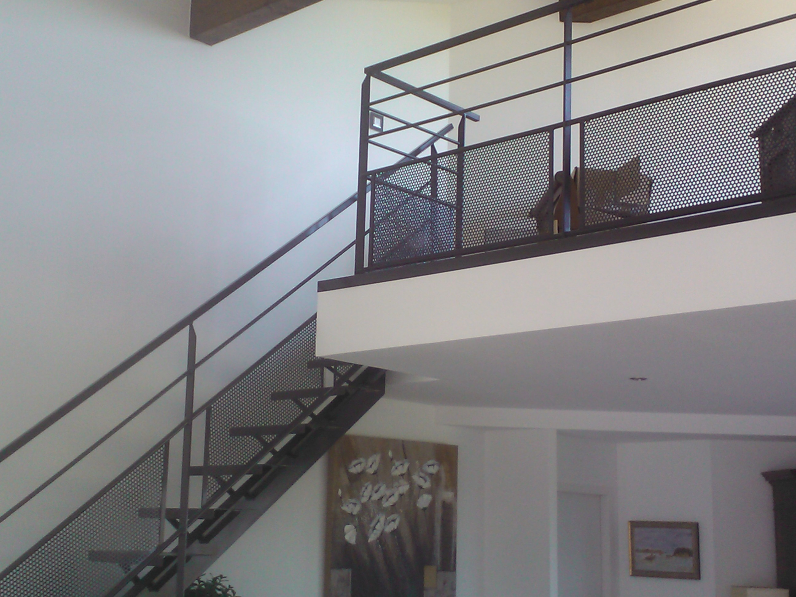 Escalier métallique moderne avec rampe, intérieur d'une maison, mur blanc, étage
