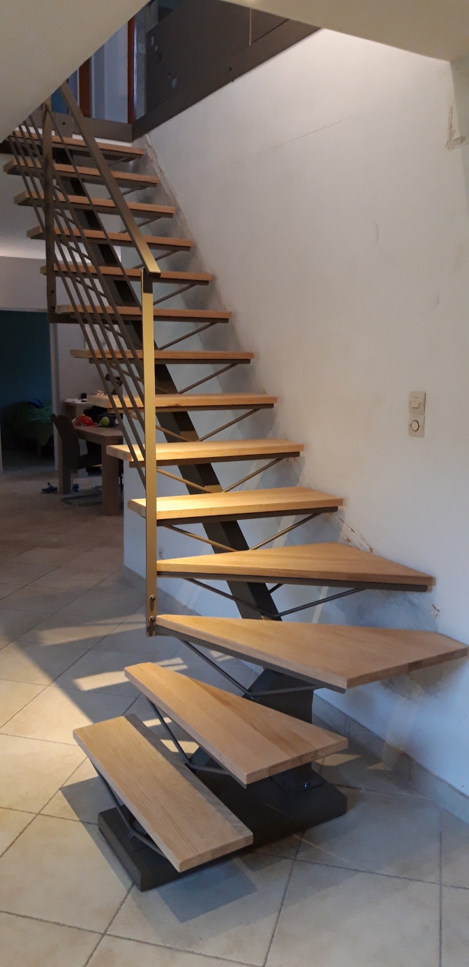 Escalier en bois et métal. Marche en bois. Escalier et Rampe. Intérieur moderne et design.