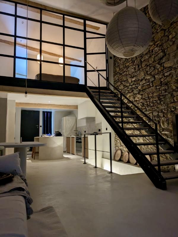 Intérieur moderne avec escalier et verrière, cuisine et porte verrière coulissante