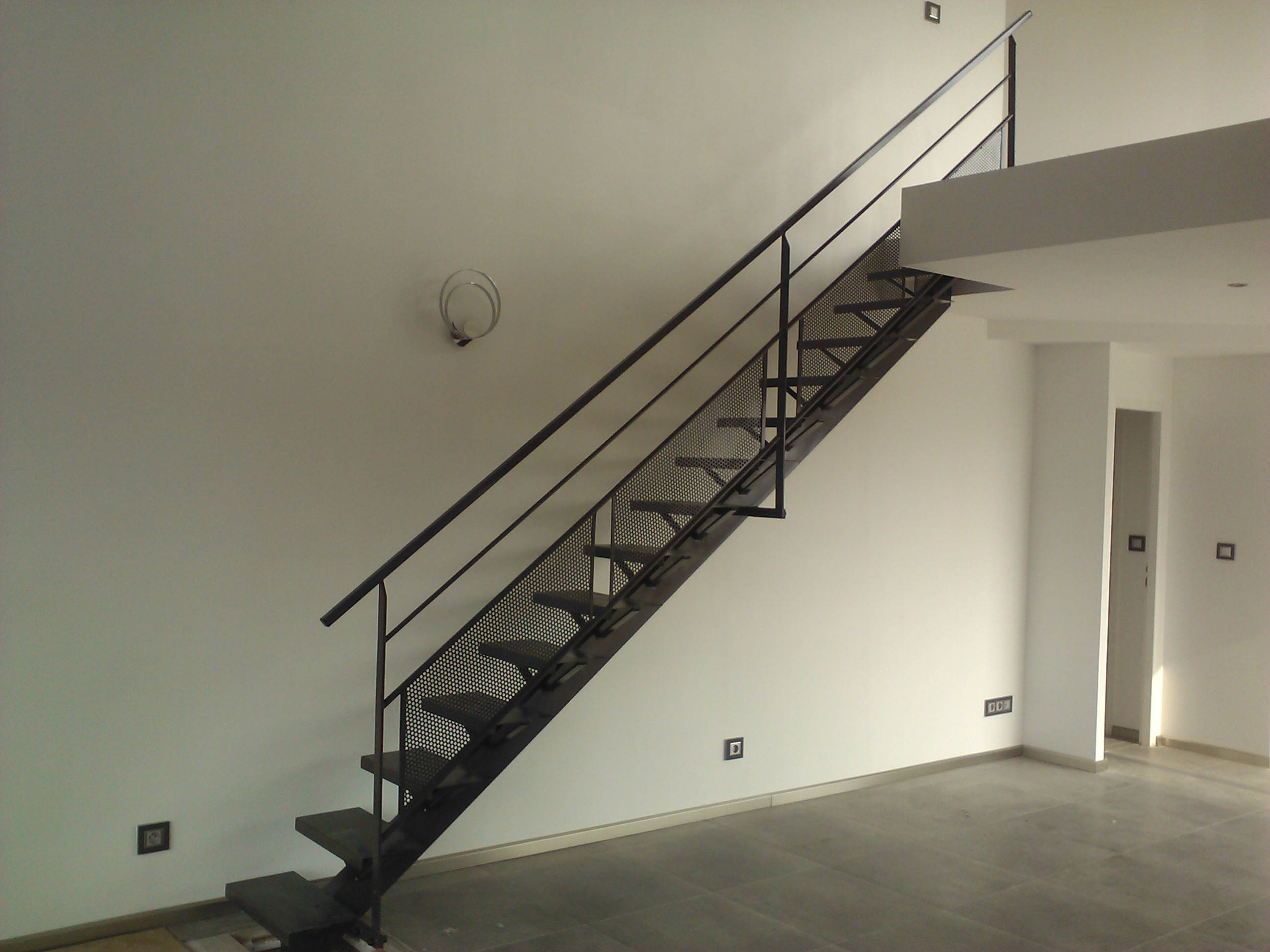Escalier métallique avec rampe noire, intérieur d'une maison, mur blanc, Escalier & Rampe.