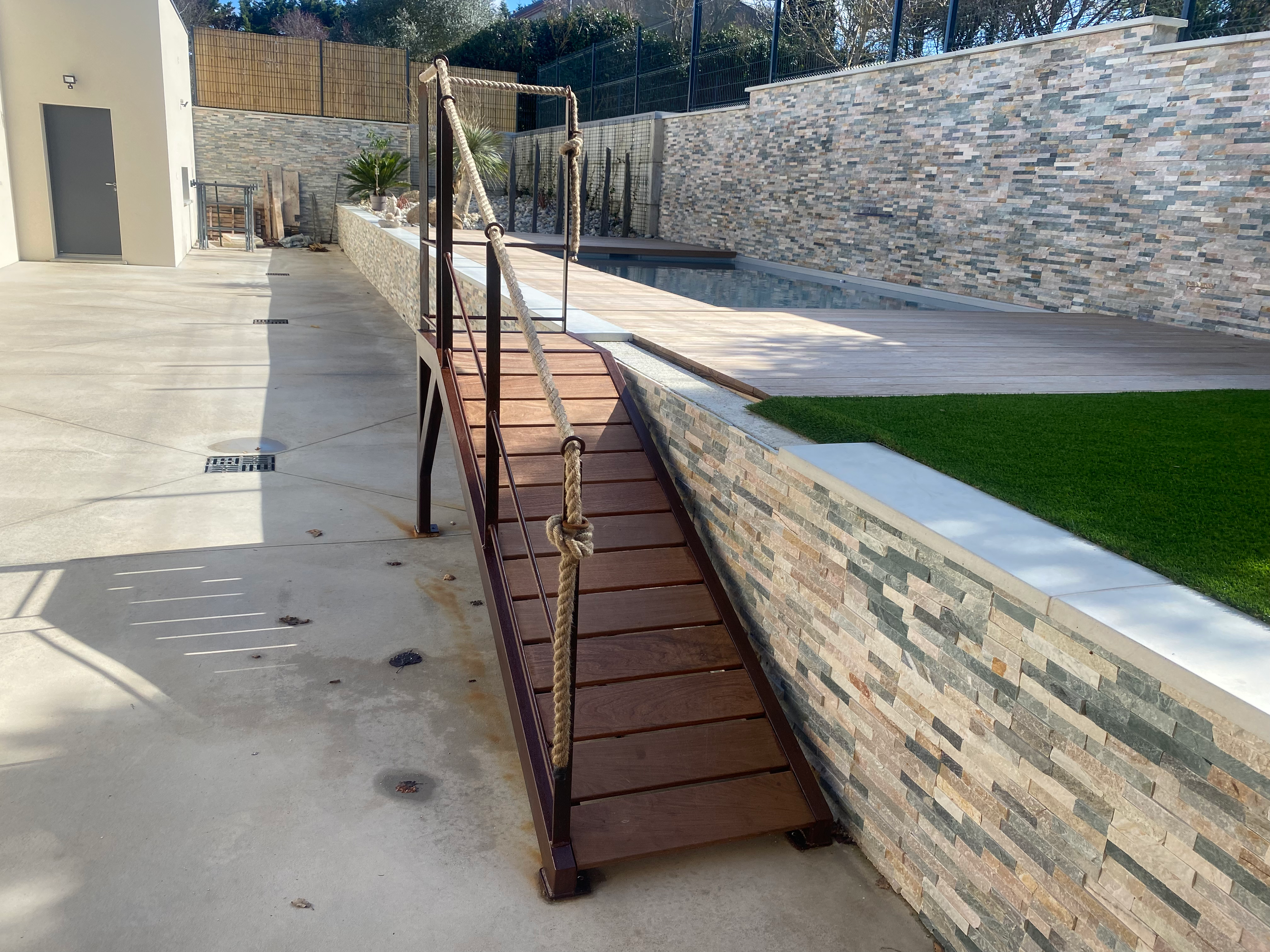 Pont en bois avec rambarde de corde, extérieur, mur en pierres, jardin, Christo.