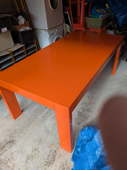 Table orange brillante ; conception en fer, artisanat, métallerie, métal, fer, cheminée, grille métalique.