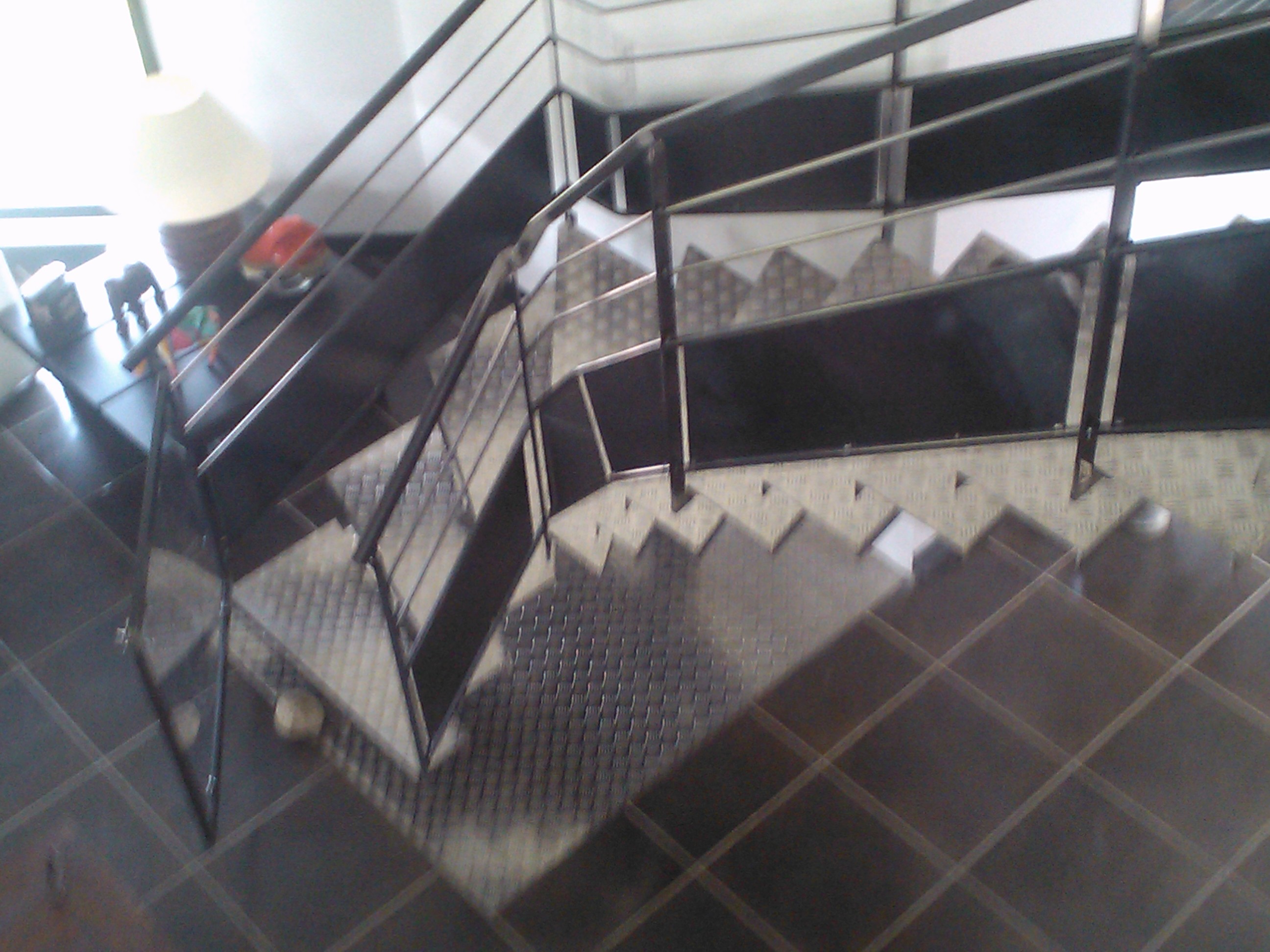 Escalier métallique vu d'en haut avec rampe Escalier & Rampe dans un bâtiment.