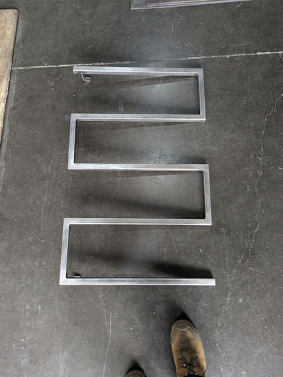 Grille métalique de cheminée en fer, travail de métallerie, conception artisanale.