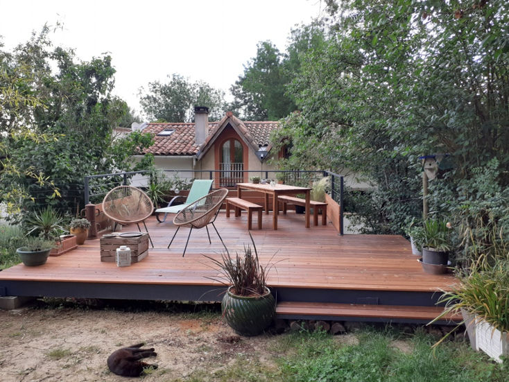 Terrasse en bois avec meubles et Grille métalique; Cheminée; Fer. Métal, Artisanat.