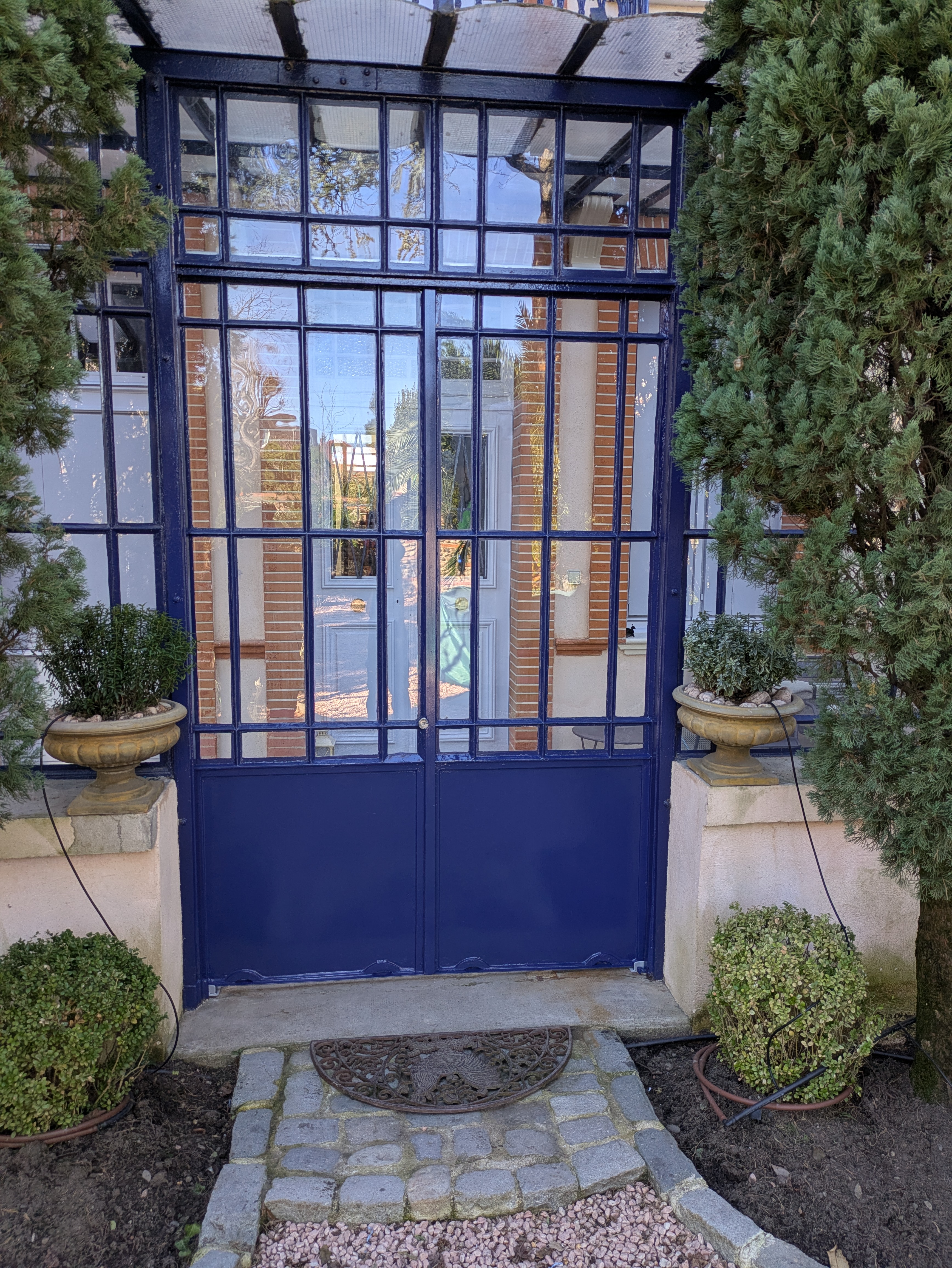 Porte bleue avec grille en métal, détails de l'architecture, vue extérieure, Verrière.